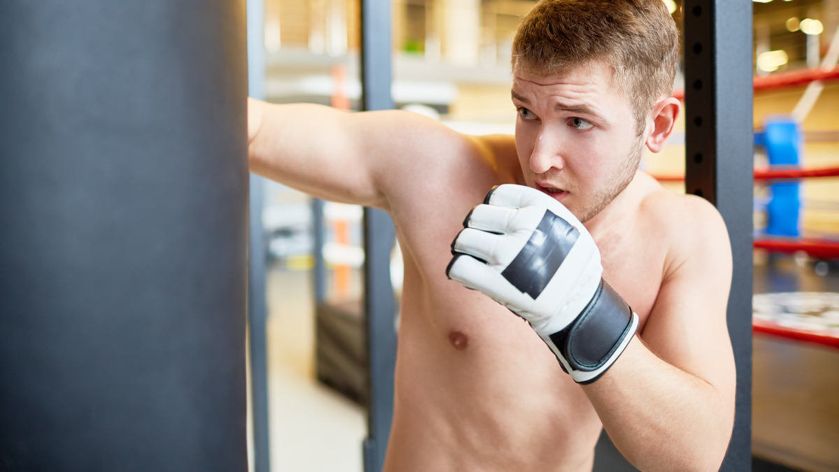 Pugno al sacco da boxe con guantoni