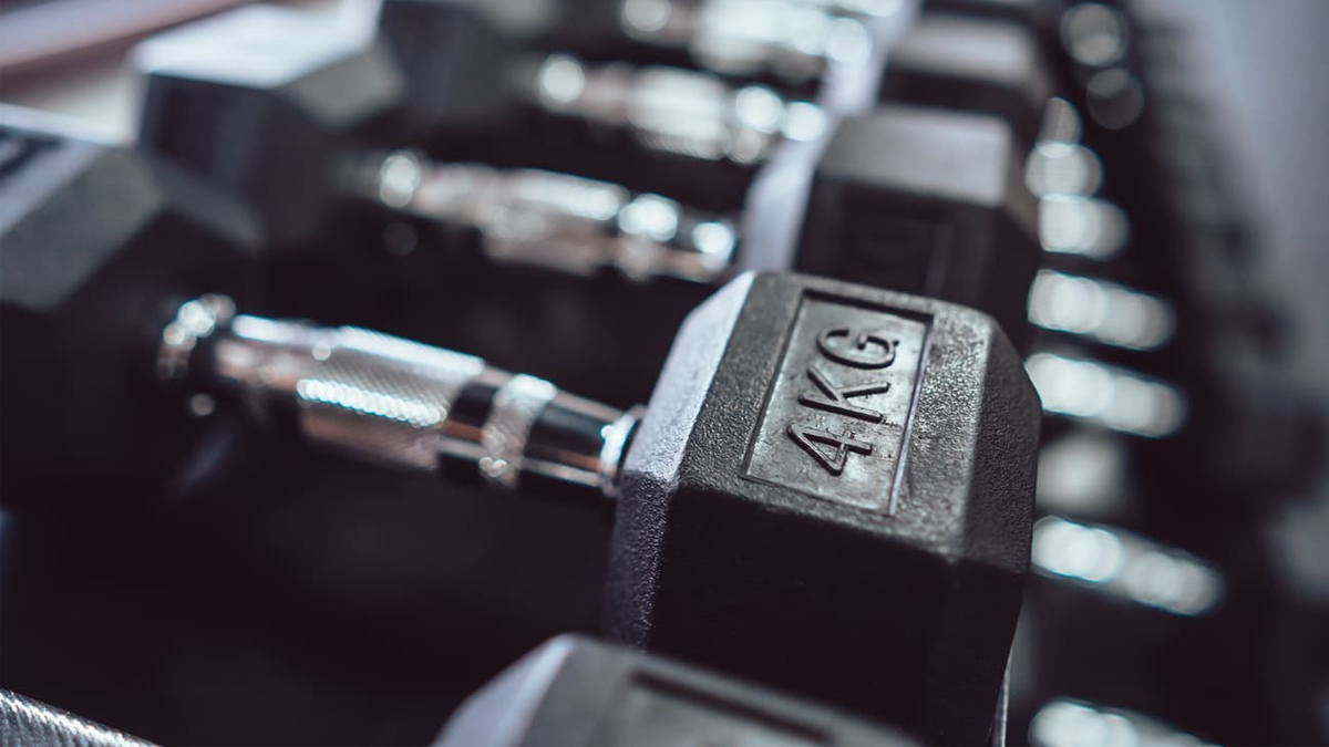 10 Migliori esercizi con manubri da fare a casa o in palestra