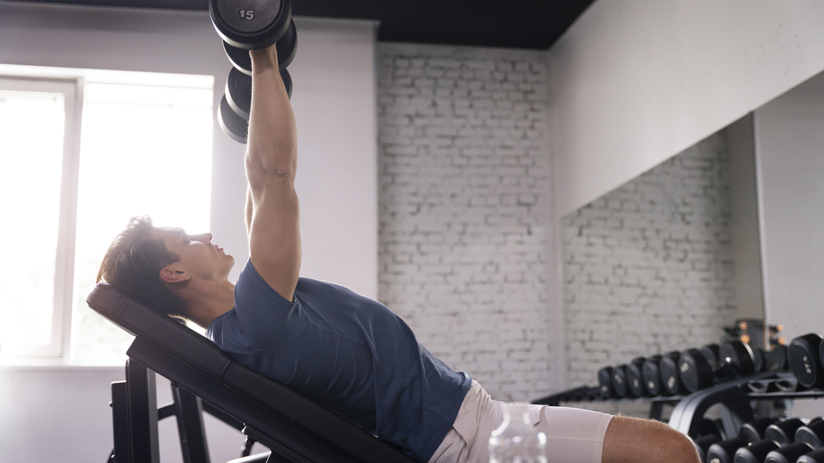 Esercizi con la panca: la guida completa all'allenamento a casa e in palestra